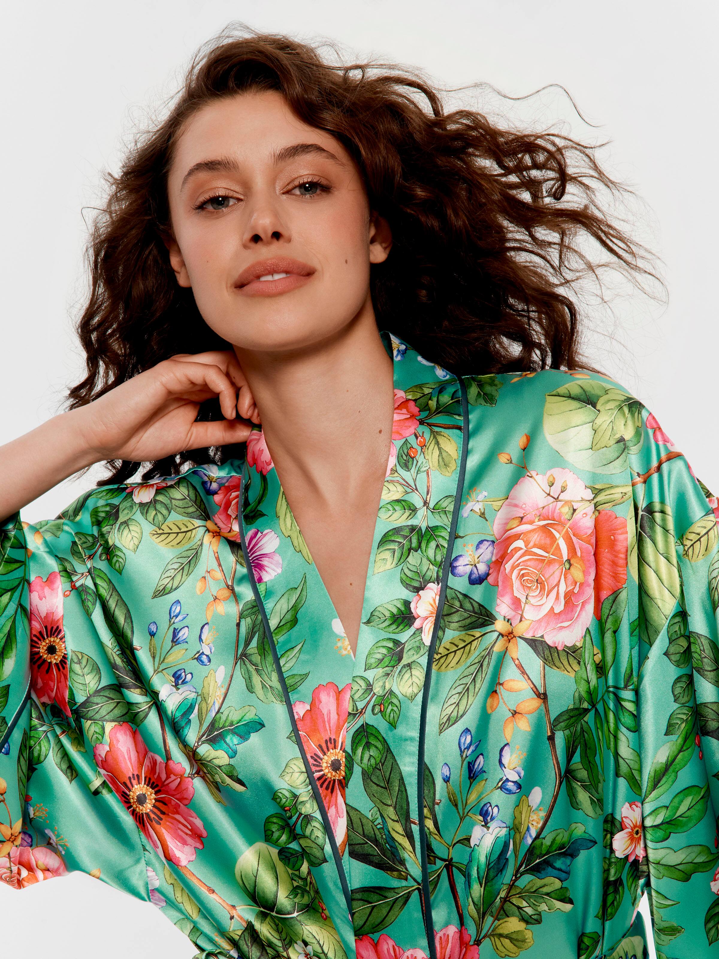 Wallpaper Satin Fashion Dressing Gown